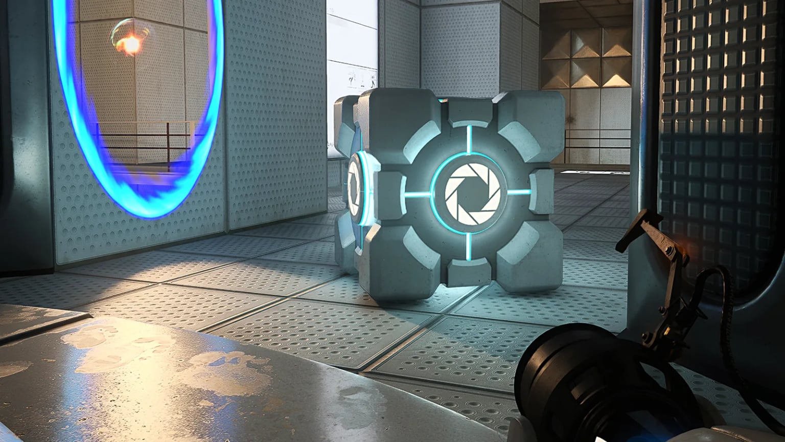 Une salle de test de Portal 2, un portail bleu ouvert dans le mur et le cube de compagnie au centre