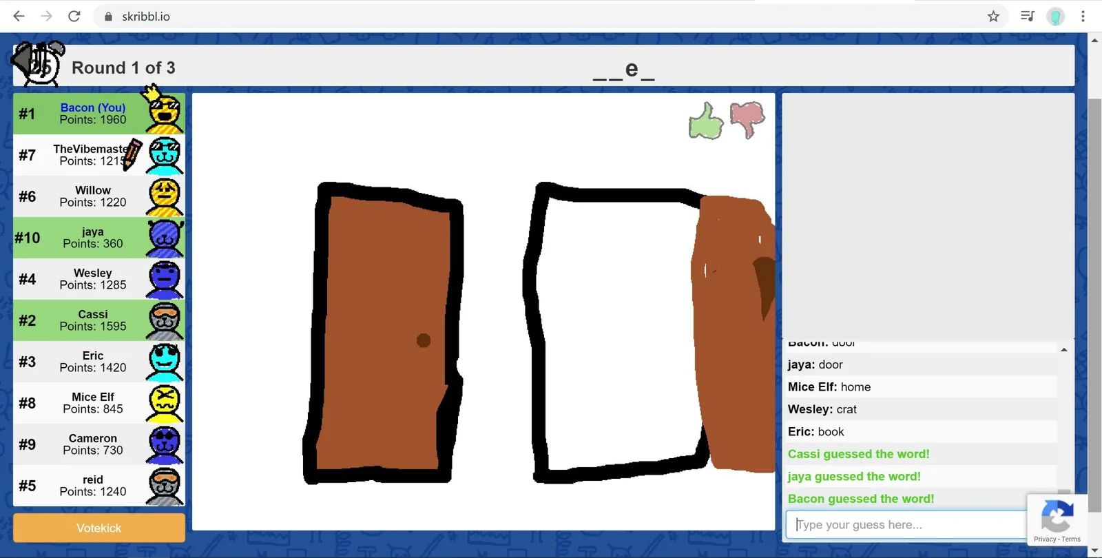 L'interface de skribbl.io, un dessin de porte en cours, la liste des joueurs à gauche et le chat des propositions à droite