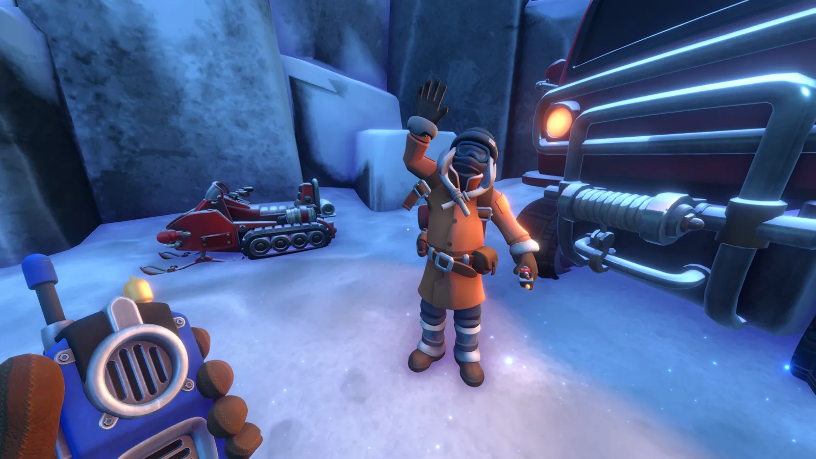 Un explorateur en combinaison orange fait signe dans la neige de We Were Here, motoneige et machines derrière lui